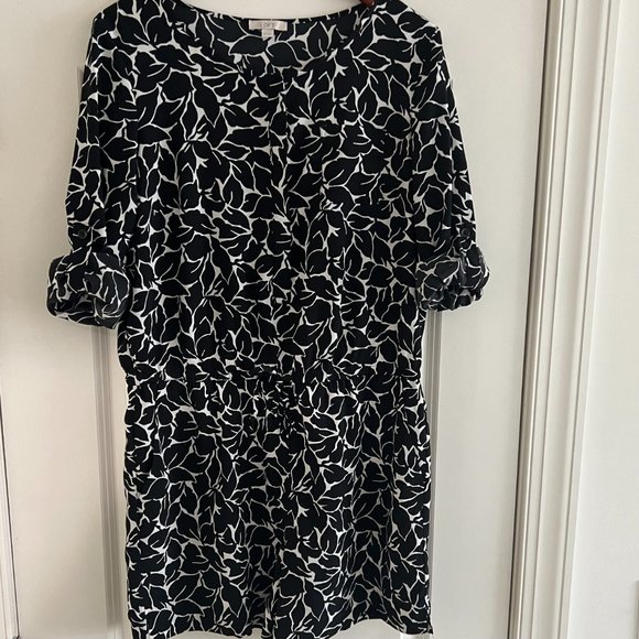 LOFT One-Piece Black & White (Cream) Leaf Pattern Jumpsuit Romper Size 10 - Picture 3 of 14